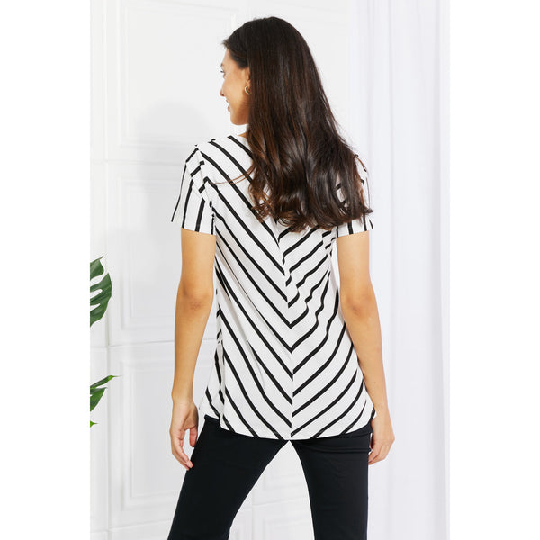 Yelete Casual Living Full Size Chevron Stripe V-Neck Tee